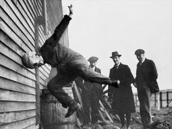 1912年　フットボールのヘッドギア耐久テストの様子