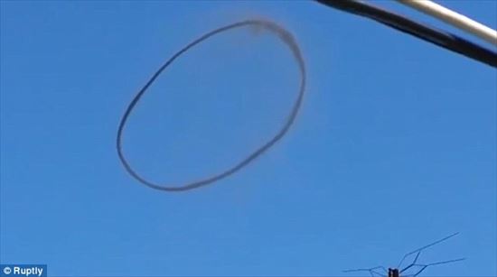 UFO!?　カザフスタン上空で謎の黒いリングが目撃される！