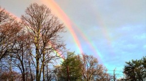 超レア！　ニューヨークの空に現れた四重の虹！