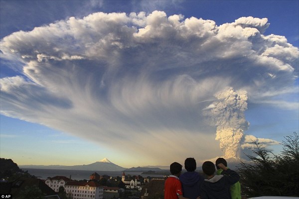 チリのカルブコ火山が噴火！　まるで、世界の終りのような景色に