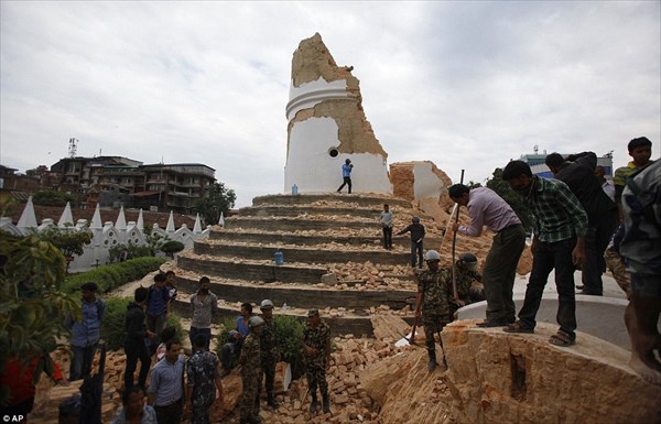 ネパール地震ビフォーアフター　街が一瞬で瓦礫の山になる地震の恐ろしさ