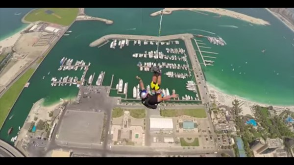 高さ世界第二位！　ドバイのプリンセスタワーから飛び降りるヘッドカメラ映像