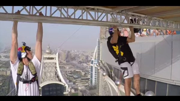 高さ世界第二位！　ドバイのプリンセスタワーから飛び降りるヘッドカメラ映像
