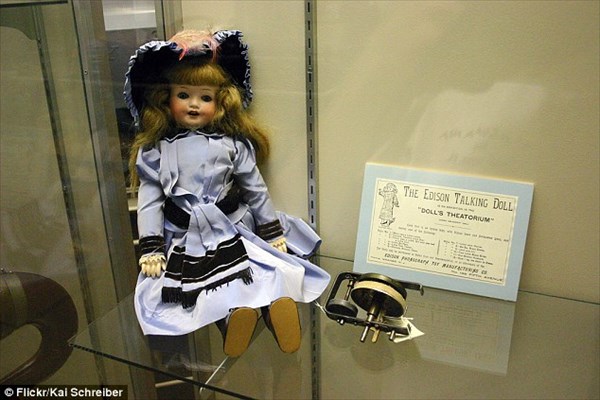 恐怖！　発明王トーマス・エジソンが125年前に作った不気味な声をあげる人形