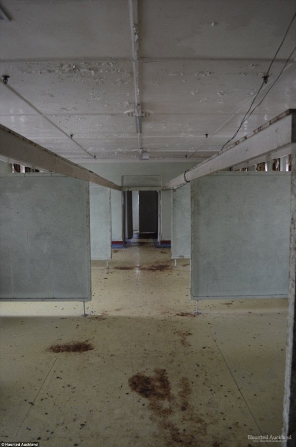 廃墟探索！　幽霊目撃数100件以上の閉鎖された元精神病院の内部！