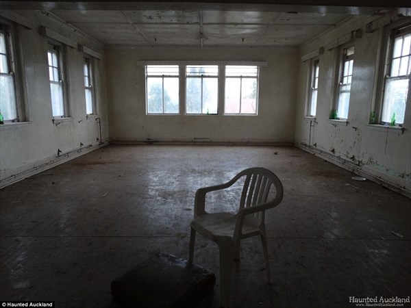 廃墟探索！　幽霊目撃数100件以上の閉鎖された元精神病院の内部！