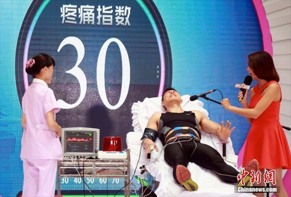 男性は出産の痛みに耐えられるのか？　中国で20人の男性が陣痛体験実験！