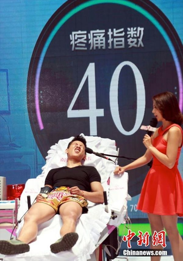 男性は出産の痛みに耐えられるのか？　中国で20人の男性が陣痛体験実験！