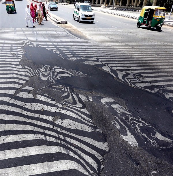 インドの猛暑！道路も溶けてぐにゅぐにゃに！！　画像22枚！