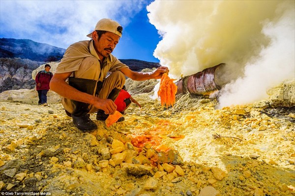 世界最悪の仕事！？　インドネシアの硫黄鉱山で毒ガスを吸いながら働く労働者