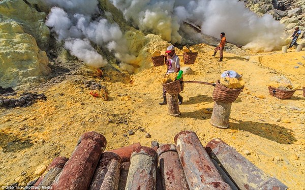 世界最悪の仕事！？　インドネシアの硫黄鉱山で毒ガスを吸いながら働く労働者