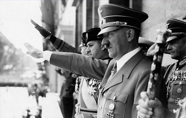 1930年代、ナチ党の集会に参加したアドルフ・ヒトラー