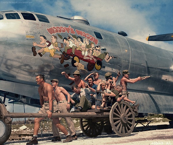 爆撃機B-29にペイントされたイラストとモデルになった本人たちによる写真