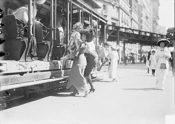 1913年、ニューヨークのブロードウェイで撮影された写真