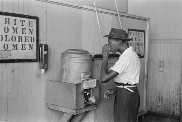 1939年アメリカ・オクラホマ州、黒人専用の給水機で水を飲む黒人男性