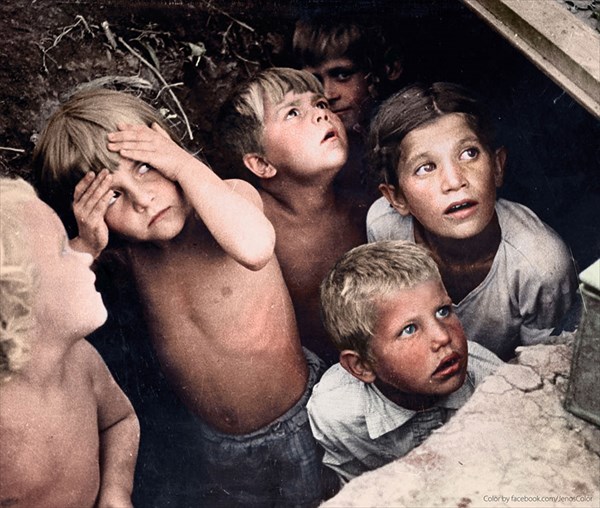 1941年、バルバロッサ作戦による爆撃に怯えるベラルーシの子供たち