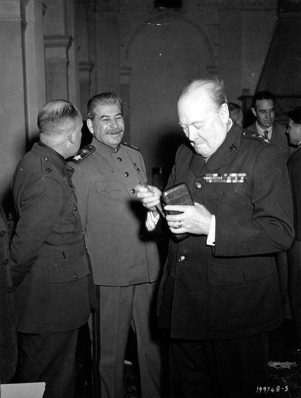 1945年ヤルタ会談でのスターリンとチャーチル