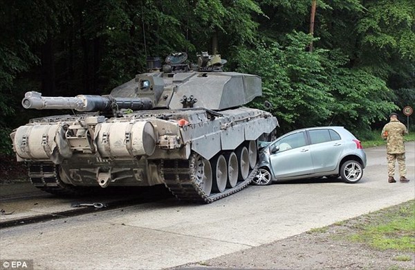 やっぱり戦車は強かった！　ドイツで戦車と車が交通事故を起こす！！