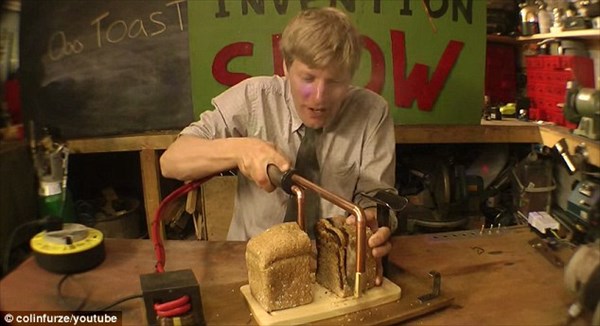 トーストを切ると同時に焼く！　イギリスの過激発明家が今度は電熱包丁を開発！