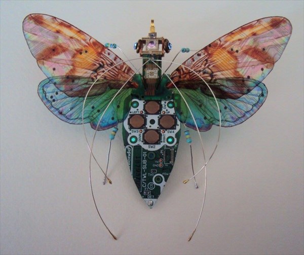サイバーバグ！？　電子廃棄物から作られた昆虫アート！！