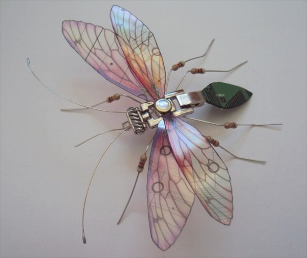 サイバーバグ！？　電子廃棄物から作られた昆虫アート！！