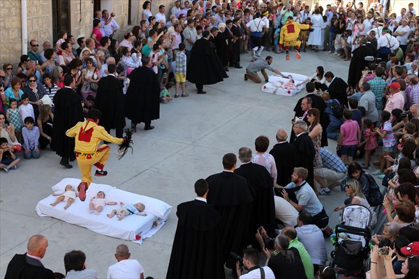 見ていて不安になる！　スペイン伝統行事の「赤ちゃんジャンピング祭り」