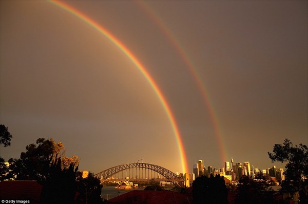 神秘的！　オーストラリアのハーバーブリッジに2重の虹の橋がかかる！！