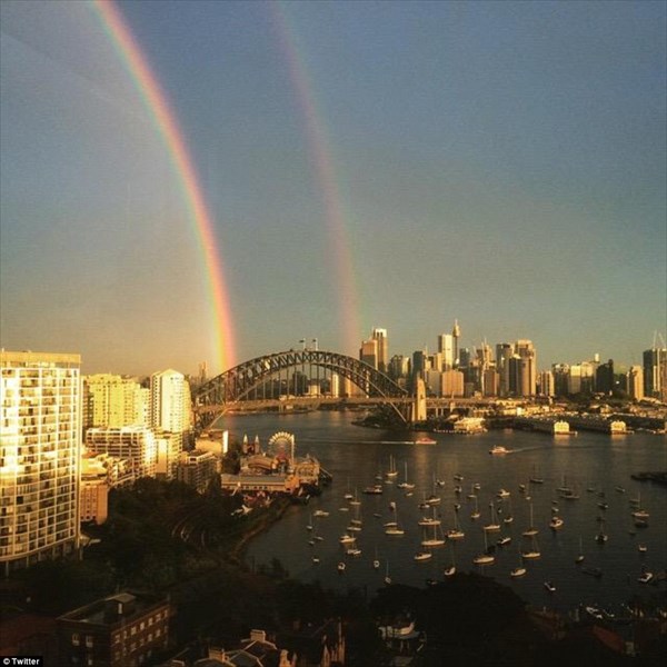 神秘的！　オーストラリアのハーバーブリッジに2重の虹の橋がかかる！！