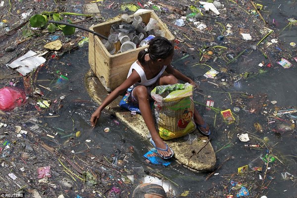 フィリピンの深刻なゴミ問題　ゴミの浮かぶ川で泳ぐ子どもたち