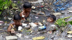 フィリピンの深刻なゴミ問題　ゴミの浮かぶ川で泳ぐ子どもたち