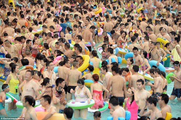 今年も大混雑！　人で溢れかえる「中国の死海」と呼ばれるウォーターパーク