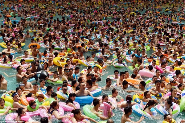 今年も大混雑！　人で溢れかえる「中国の死海」と呼ばれるウォーターパーク