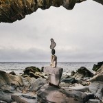 重力無視！　絶妙なバランスで石を積み上げる神業と、マン島の美しい景色！！