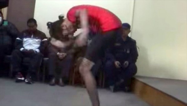 「1分間に何回自分の足で額を蹴れるか？」　ネパール人男性がギネス世界記録！