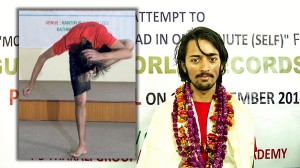 「1分間に何回自分の足で額を蹴れるか？」　ネパール人男性がギネス世界記録！