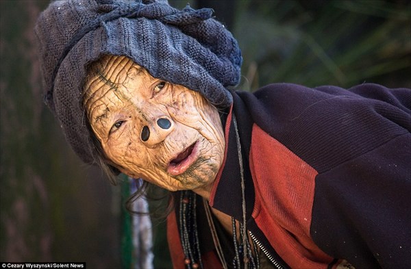 鼻栓と顔のタトゥー　部族の女性に通過儀礼としておこなわれていた儀式