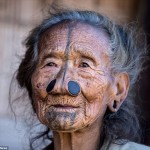 鼻栓と顔のタトゥー　部族の女性に通過儀礼としておこなわれていた儀式