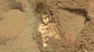 火星探査車が撮影した画像にエイリアンの骨格！？　火星に宇宙人はいたのか？
