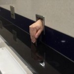 恐怖！　空港の男子トイレから人間の手が現れる！！