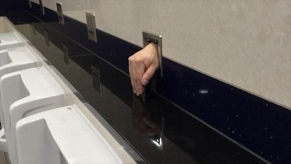 恐怖！　空港の男子トイレから人間の手が現れる！！