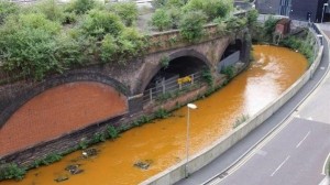 イギリス・マンチェスターの川がオレンジ色に染まる！　原因は不明！！