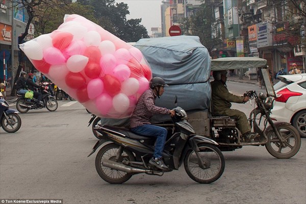 載せたモン勝ち！！　過積載なんて関係ないベトナムのバイク輸送！！