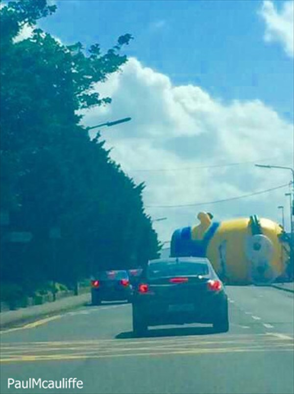アイルランドで、12メートルの巨大なミニオンが、交通渋滞を引き起こす！！