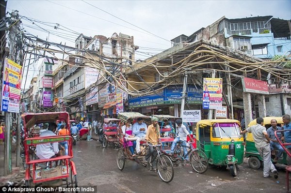 触ると死ぬよ！　インドのデリーは違法に設置された電線で大混乱！