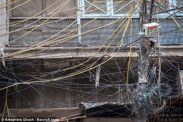 触ると死ぬよ！　インドのデリーは違法に設置された電線で大混乱！