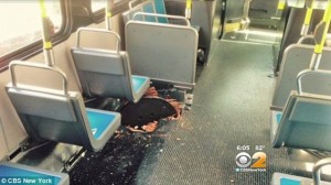 マンホールが爆発！　マンホールのフタが、バスの床を突き破り乗客負傷！！