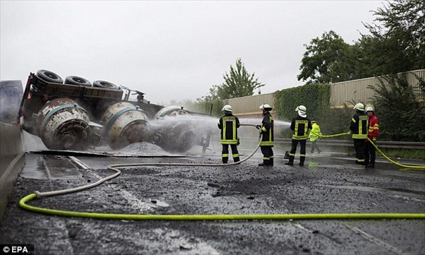 800度の液体アルミニウムを積んだトラック横転　道路に溶けたアルミが流れる