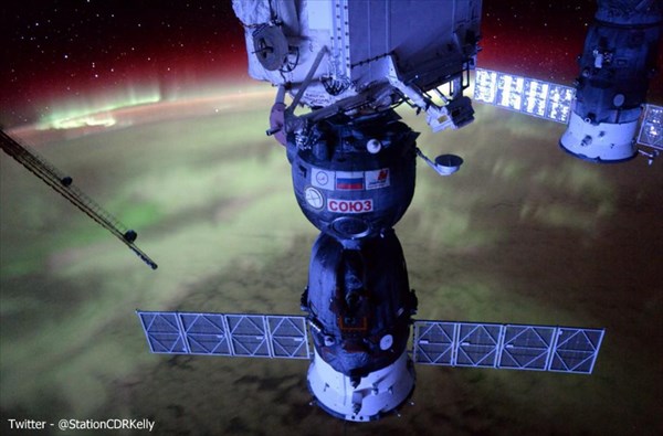 宇宙ステーション滞在中の宇宙飛行士がツイッターに投稿したオーロラの映像
