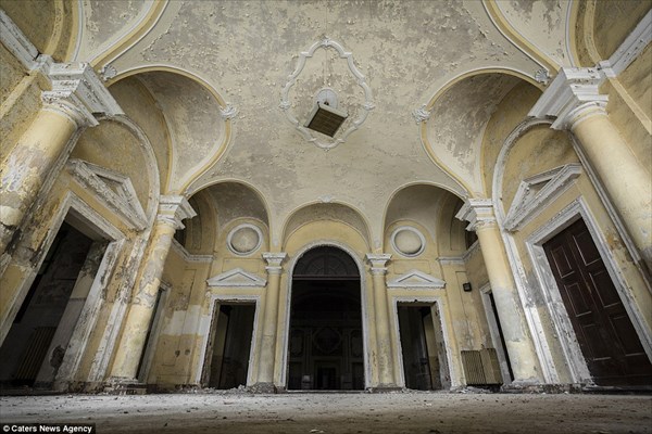 廃墟好きには堪らない！　1978年に閉鎖されたイタリアの精神病院の内部！　