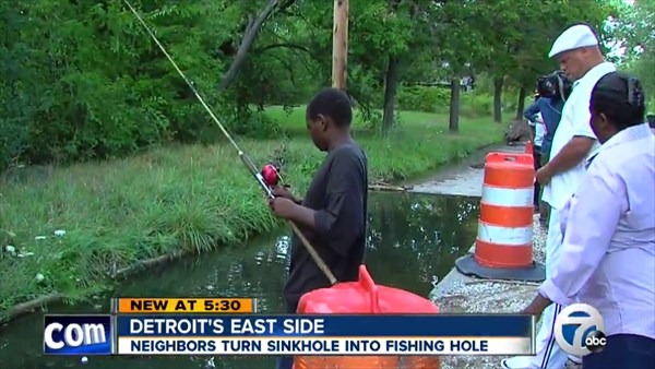 水道工事で掘られた道路の穴　住民が魚を放流し釣り堀化！住民の憩いの場に